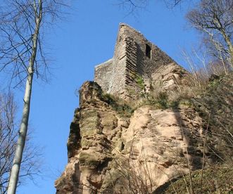 Burg Alt-Eberstein auf einem Felsen, Ansicht aus der Froschperspektive