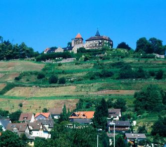 Blick auf Schloss Neu-Eberstein, im Vordergrund Gernsbach