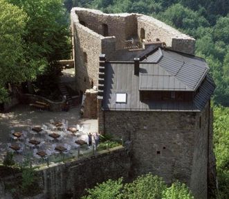 Luftbild von Bergfried mit Gaststätte im Innenhof von Burg Alt-Eberstein
