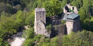 Luftansicht der Burg Alt-Eberstein