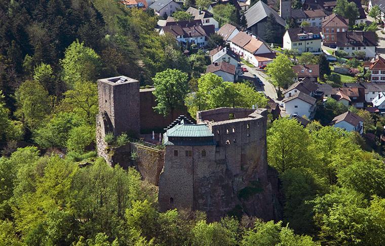 Luftansicht der Burg Alt-Eberstein