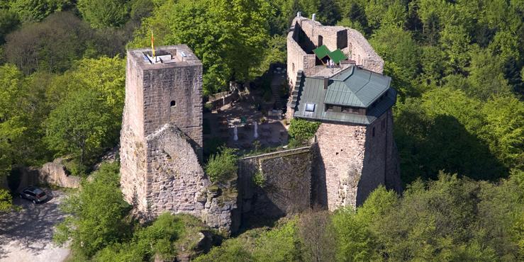 Luftansicht der Burg Alt-Eberstein