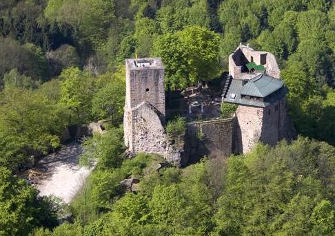 Luftansicht der Burg Alt-Eberstein