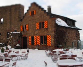 Burghof der Burg Alt-Eberstein im Winter