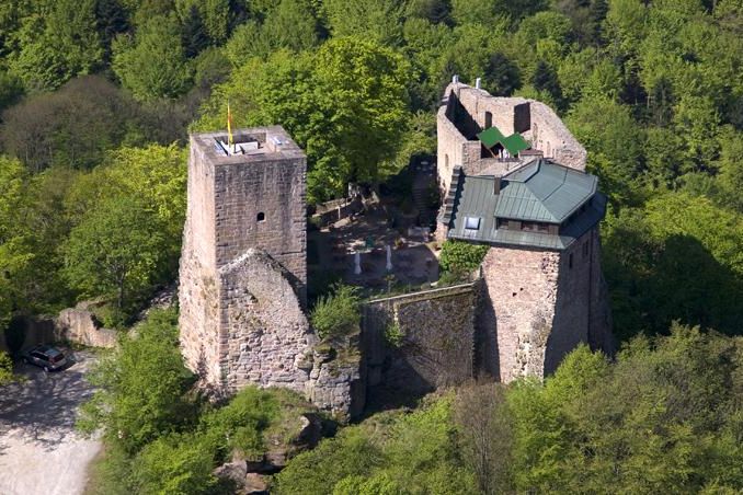 Luftansicht der Burg Alt-Eberstein