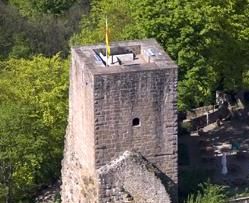 Luftansicht vom Bergfried von Burg Alt-Eberstein