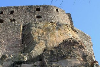 Burg Alt-Eberstein thront auf einem Felsen, Ansicht aus der Froschperspektive