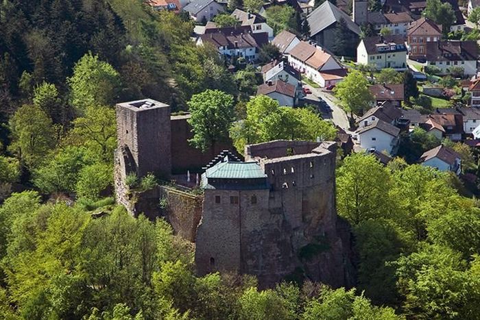 Luftansicht der Burg Alt-Eberstein