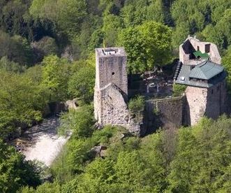 Luftansicht der Burg Alt-Eberstein