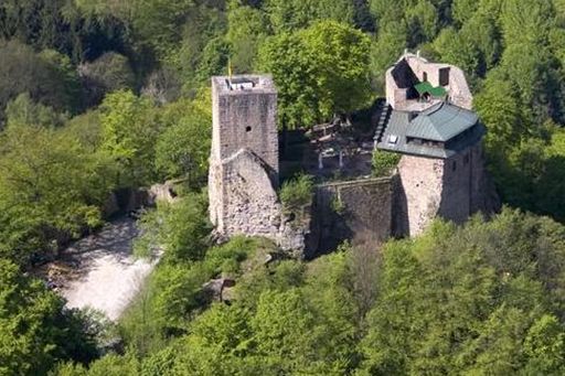 Luftansicht der Burg Alt-Eberstein
